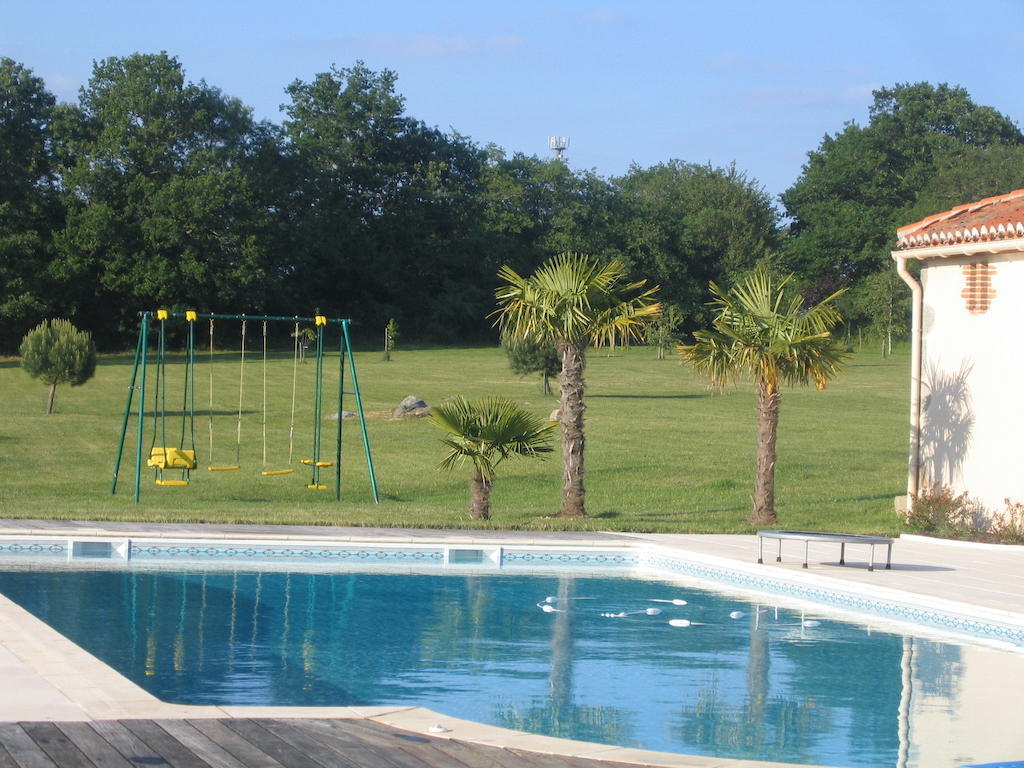 Bed and Breakfast La Minaudière à Nueil-sous-les-Aubiers Extérieur photo