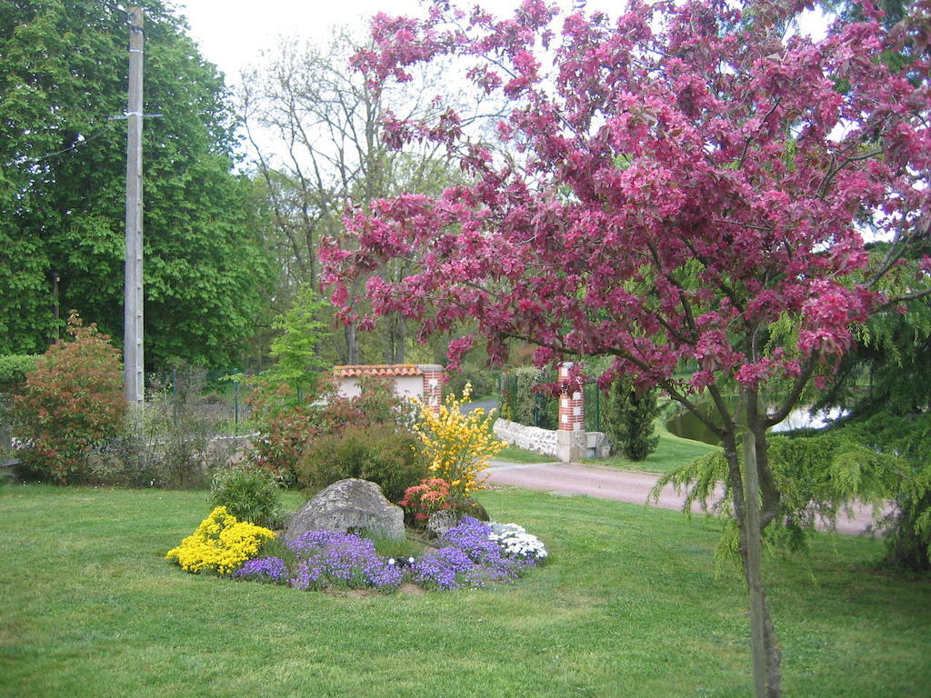 Bed and Breakfast La Minaudière à Nueil-sous-les-Aubiers Extérieur photo