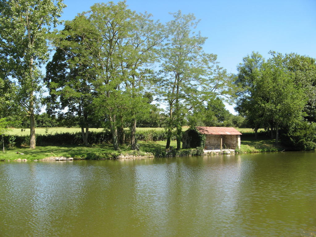 Bed and Breakfast La Minaudière à Nueil-sous-les-Aubiers Extérieur photo